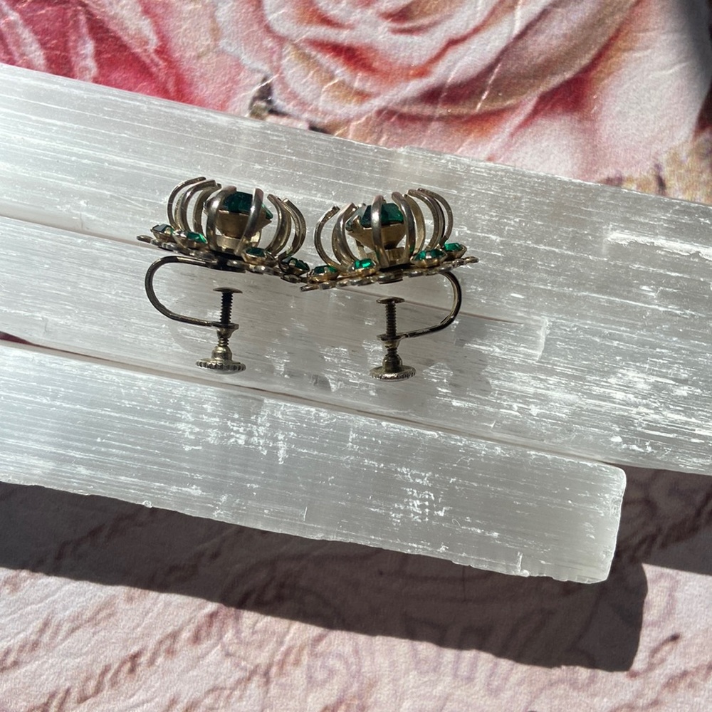Vintage 1950s Emerald Green Rhinestone Earrings - Picture 7 of 9